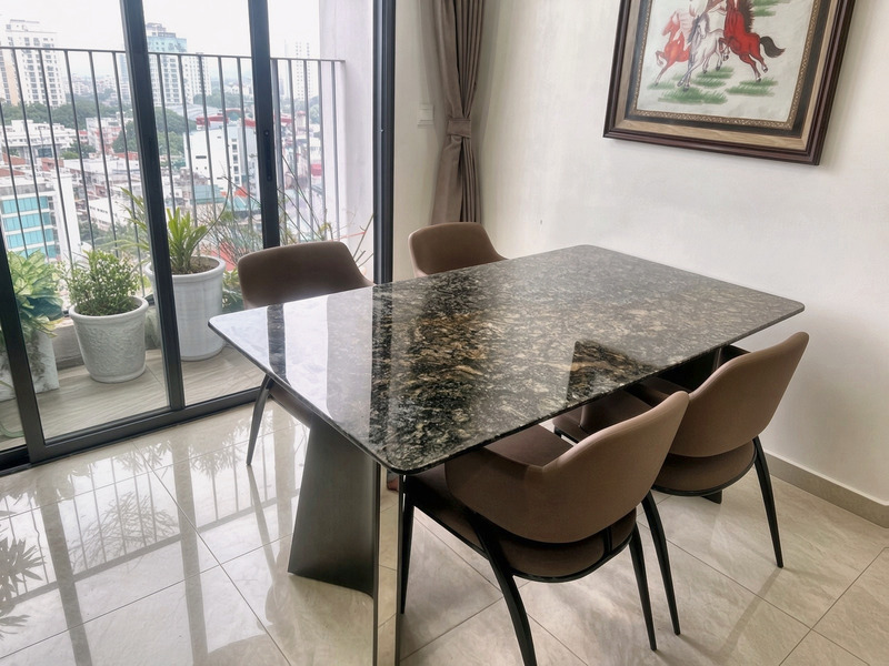 Bàn ăn mặt đá vân đen chân sắt hình nêm tại nhà khách hàng – Nội Thất Gia Khánh