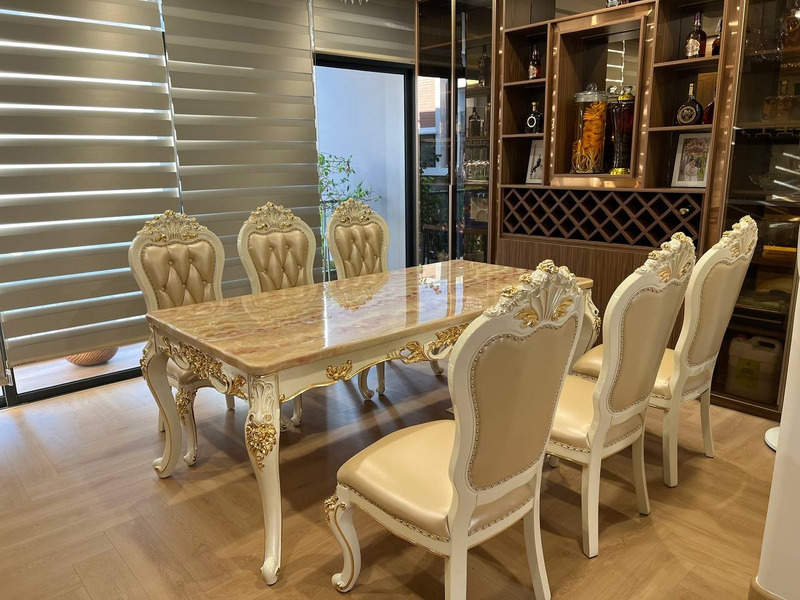 Bàn ăn 6 ghế mặt đá cẩm thạch chân sắt dát vàng tân cổ điển tại showroom – Nội Thất Gia Khánh