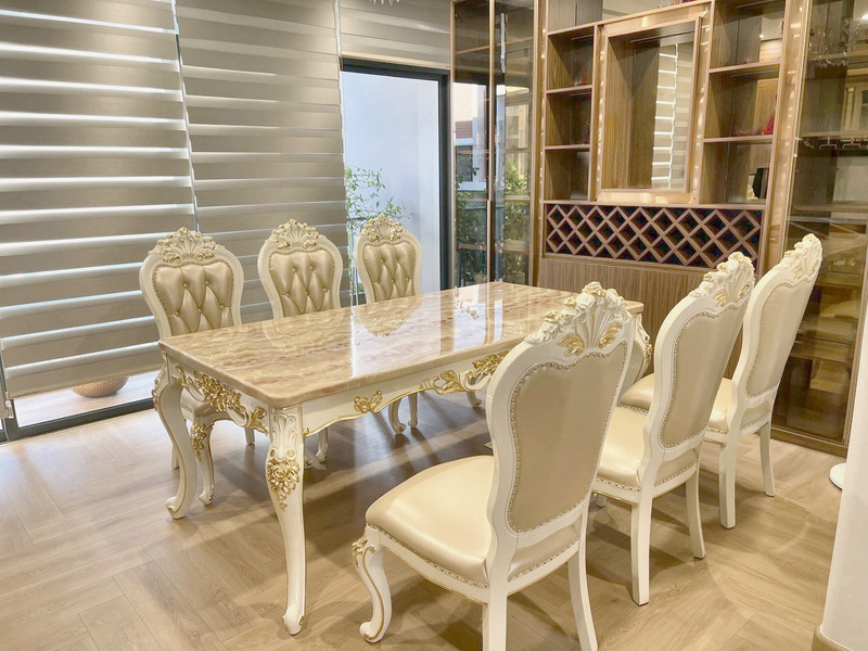 Bàn ăn 6 ghế mặt đá cẩm thạch chân sắt dát vàng tân cổ điển tại showroom – Nội Thất Gia Khánh