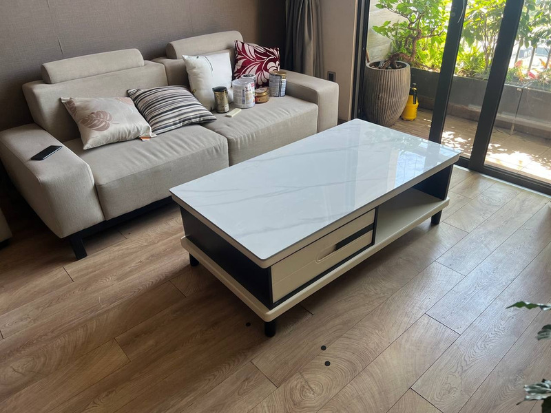 Bàn trà chữ nhật mặt đá trắng chân gỗ đen trắng có ngăn kéo và kệ hở tại nhà khách hàng – Nội Thất Gia Khánh