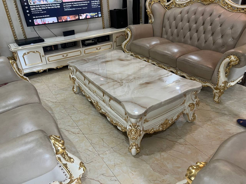 Bàn trà mặt đá chạm khắc gỗ dát vàng phong cách tân cổ điển tại nhà khách hàng – Nội Thất Gia Khánh