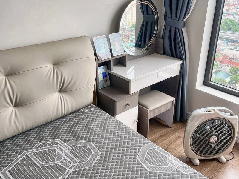 Bàn trang điểm gương tròn viền kim loại tại nhà khách hàng – Nội Thất Gia Khánh