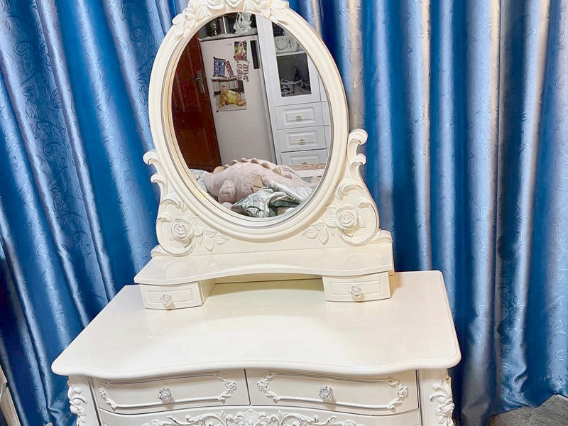 Bàn trang điểm gương oval chạm hoa hồng tại nhà khách hàng – Nội Thất Gia Khánh