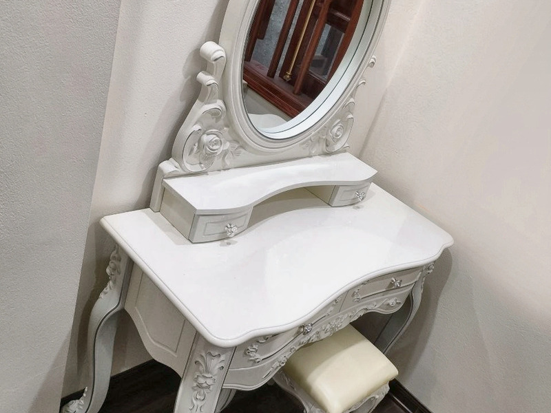Bàn trang điểm tân cổ điển chạm hoa hồng tại showroom – Nội Thất Gia Khánh