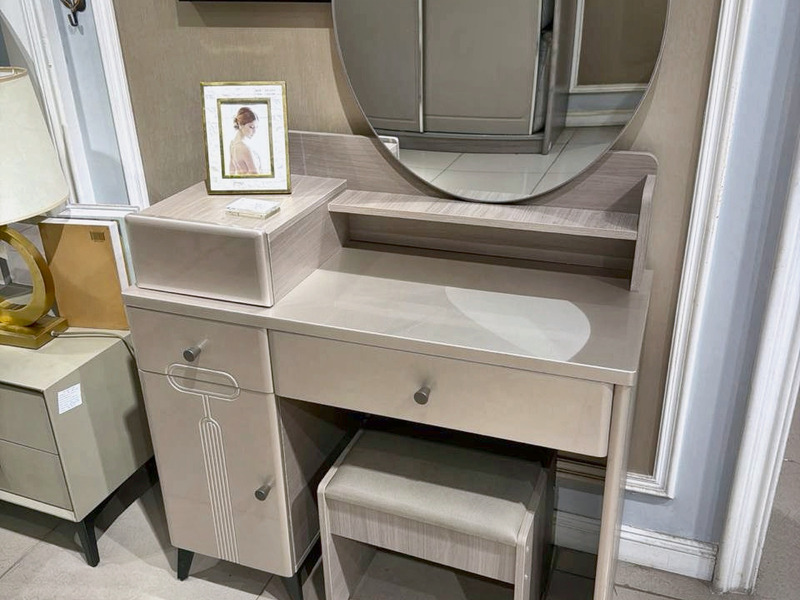 Bàn trang điểm gương tròn treo tường tại showroom – Nội Thất Gia Khánh