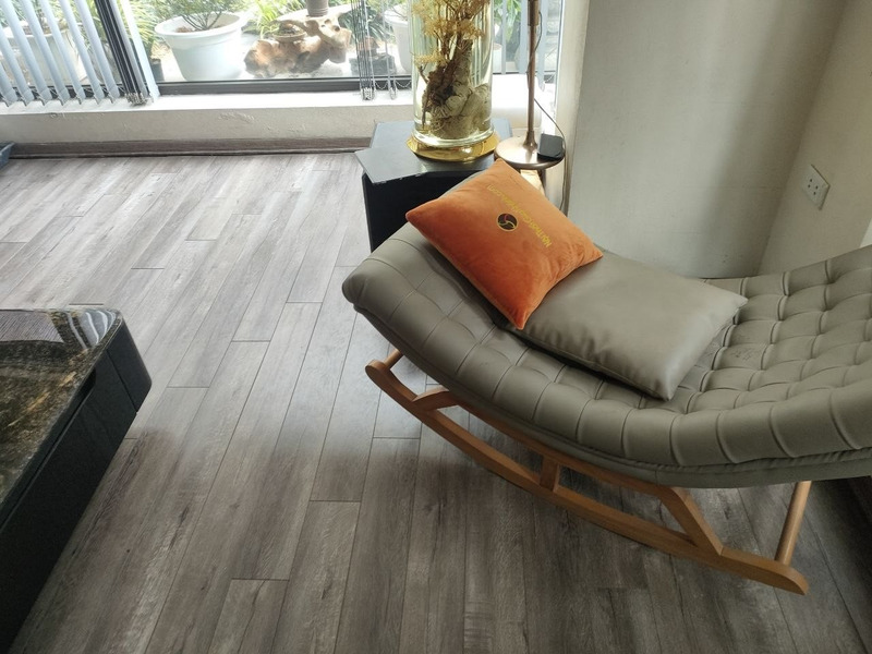 Ghế thư giãn dạng xích đu chân gỗ tại nhà khách hàng – Nội Thất Gia Khánh
