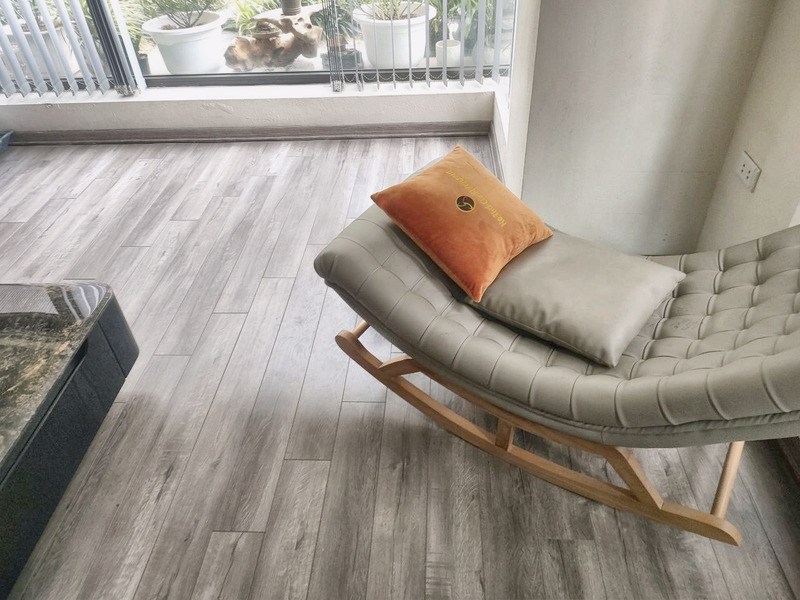 Ghế thư giãn dạng xích đu chân gỗ tại nhà khách hàng – Nội Thất Gia Khánh