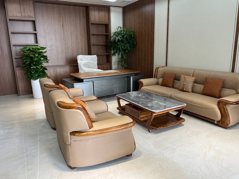 Ghế đơn tay vịn gỗ cong tại showroom – Nội Thất Gia Khánh