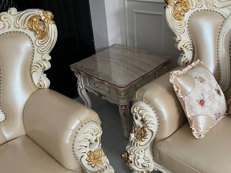 Cặp ghế tân cổ điển tay chạm hoa văn dát vàng tại showroom – Nội Thất Gia Khánh