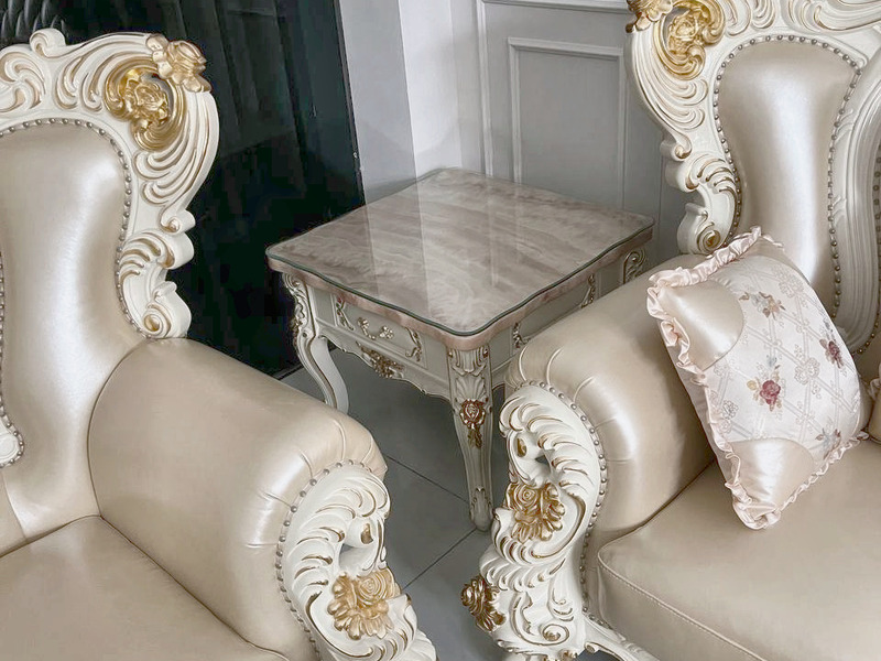 Cặp ghế tân cổ điển tay chạm hoa văn dát vàng tại showroom – Nội Thất Gia Khánh