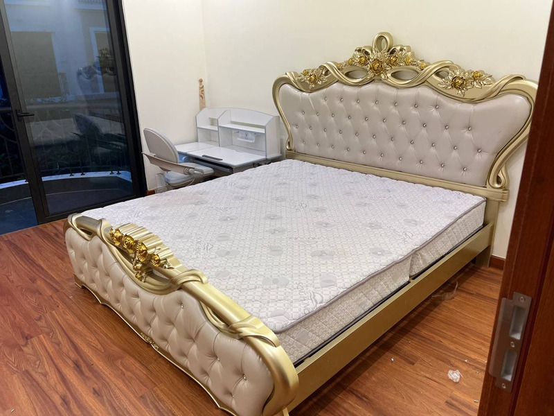 Giường bọc da bấm cúc đầu giường chạm hoa vàng tại nhà khách hàng – Nội Thất Gia Khánh