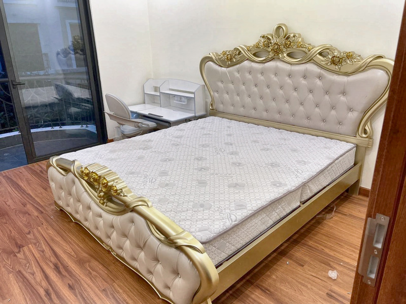 Giường bọc da bấm cúc đầu giường chạm hoa vàng tại nhà khách hàng – Nội Thất Gia Khánh