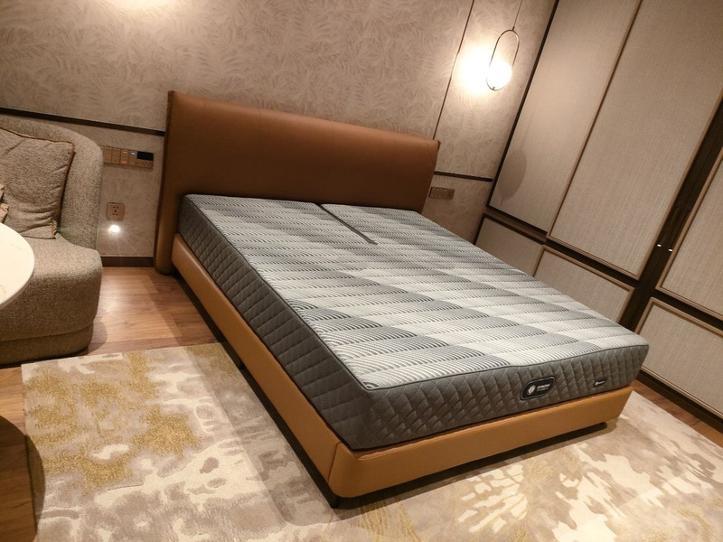Giường bọc da nâu bò tại showroom – Nội Thất Gia Khánh