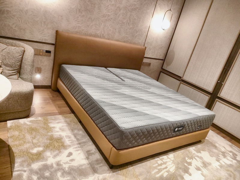 Giường bọc da nâu bò tại showroom – Nội Thất Gia Khánh