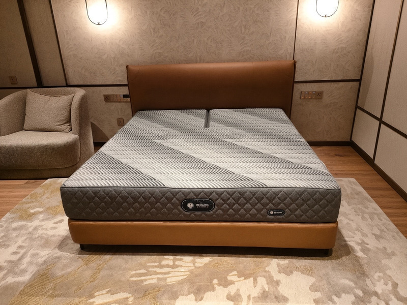 Giường bọc da nâu tại showroom – Nội Thất Gia Khánh
