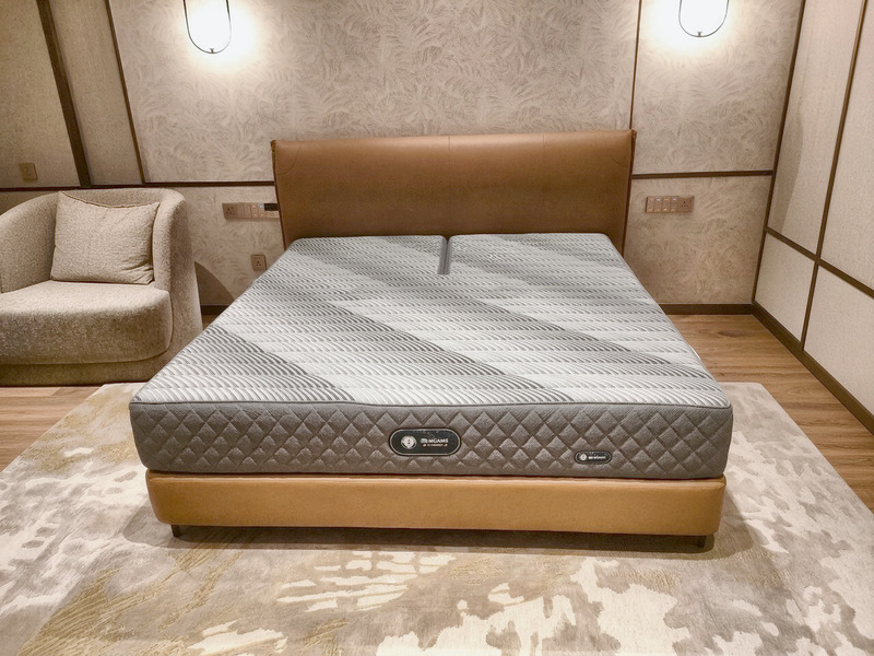 Giường bọc da nâu tại showroom – Nội Thất Gia Khánh