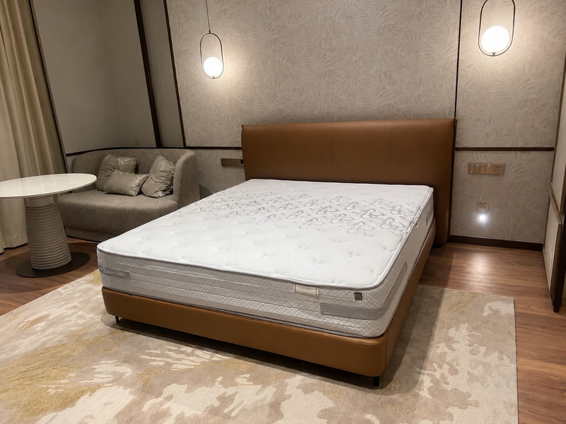 Giường bọc da nâu bò đầu giường liền khối bo cong tại showroom – Nội Thất Gia Khánh