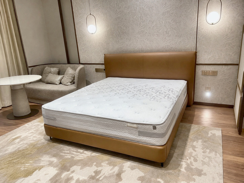 Giường bọc da nâu bò đầu giường liền khối bo cong tại showroom – Nội Thất Gia Khánh