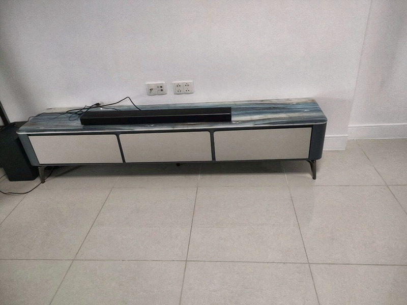 Kệ tivi dài chân kim loại tại nhà khách hàng – Nội Thất Gia Khánh