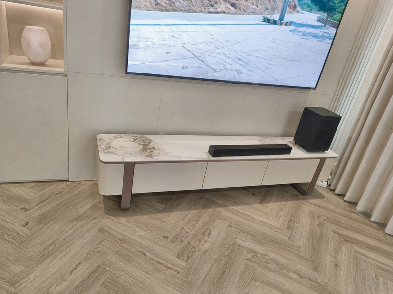 Kệ tivi dài mặt đá vân mây chân kim loại tại nhà khách hàng – Nội Thất Gia Khánh