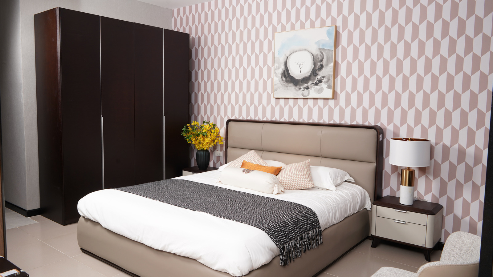 Phòng ngủ hiện đại với giường bọc da be và tủ áo nâu đậm tại showroom Nội Thất Gia Khánh, Hà Nội