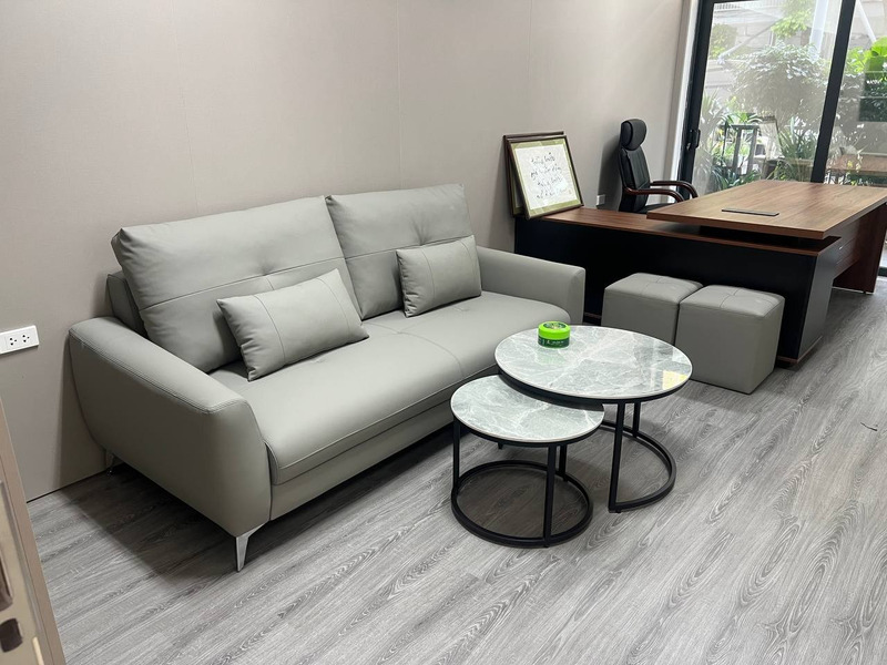 Sofa văng 3 chỗ bọc da xám tại showroom – Nội Thất Gia Khánh
