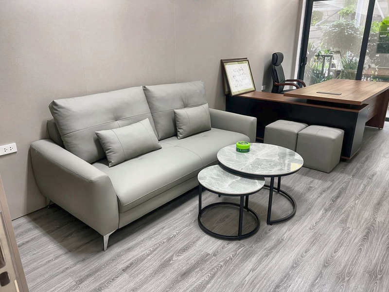 Sofa văng 3 chỗ bọc da xám tại showroom – Nội Thất Gia Khánh