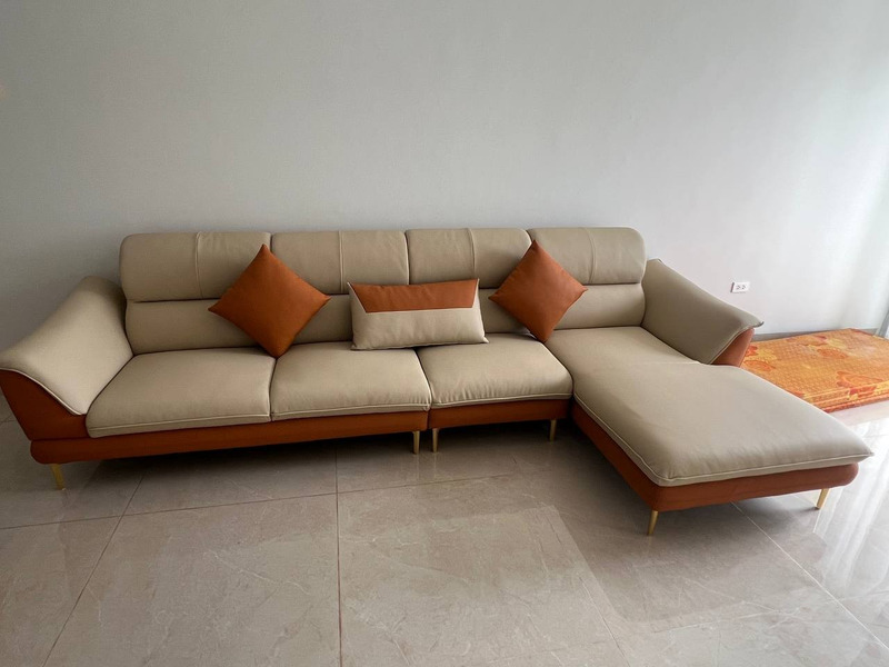 Sofa góc chữ L da bò 4 chỗ chân inox vàng tại nhà khách hàng – Nội Thất Gia Khánh