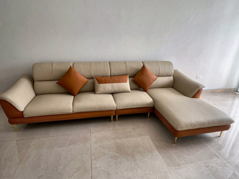 Sofa góc chữ L da bò 4 chỗ chân inox vàng tại nhà khách hàng – Nội Thất Gia Khánh