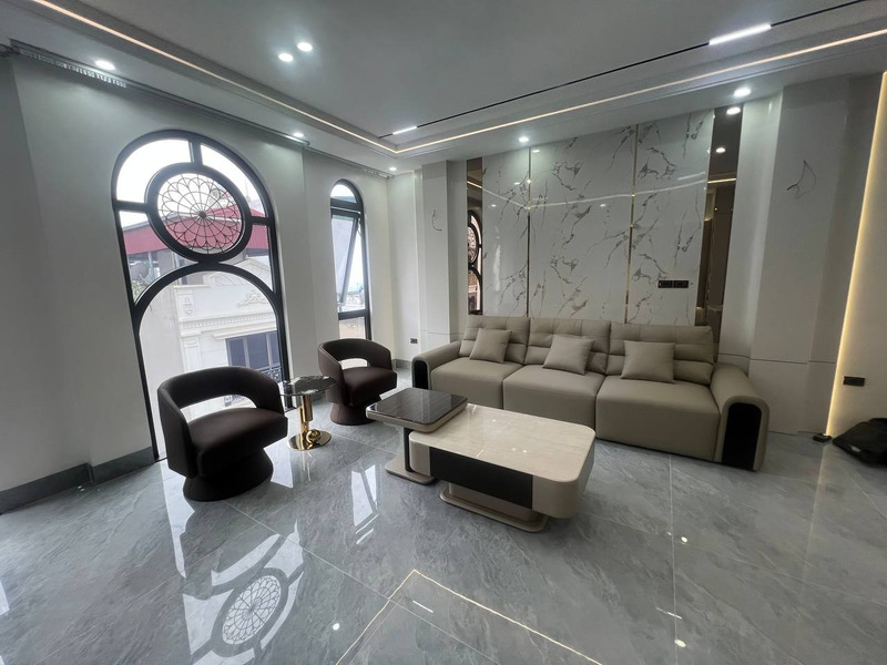 Sofa văng 3 chỗ da kem kèm 2 ghế bành xoay da đen tại nhà khách hàng – Nội Thất Gia Khánh