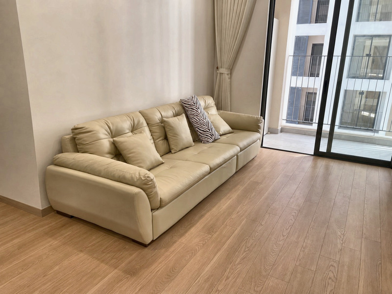 Sofa văng liền khối bọc da màu kem tại nhà khách hàng – Nội Thất Gia Khánh
