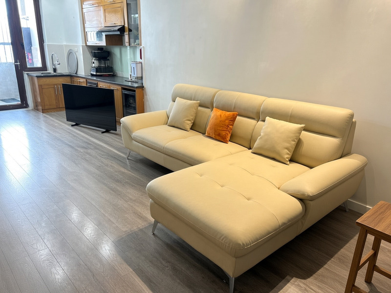 Sofa góc chữ L da vàng kem tại nhà khách hàng – Nội Thất Gia Khánh