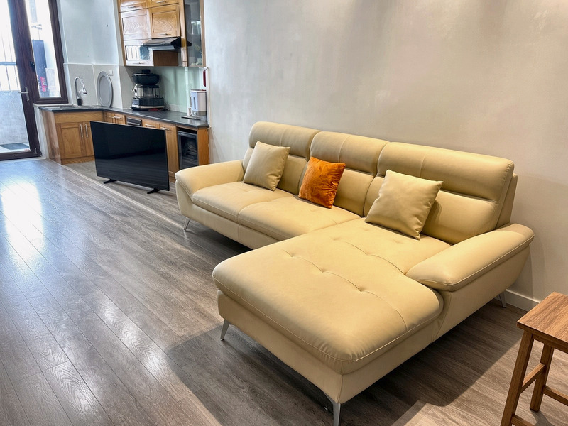Sofa góc chữ L da vàng kem tại nhà khách hàng – Nội Thất Gia Khánh