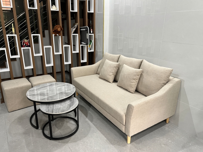 Sofa văng 3 chỗ vải bo cong tại showroom – Nội Thất Gia Khánh
