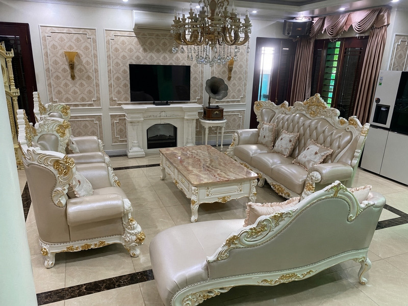 Bộ sofa tân cổ điển bọc da kem chạm khắc gỗ dát vàng tại nhà khách hàng – Nội Thất Gia Khánh