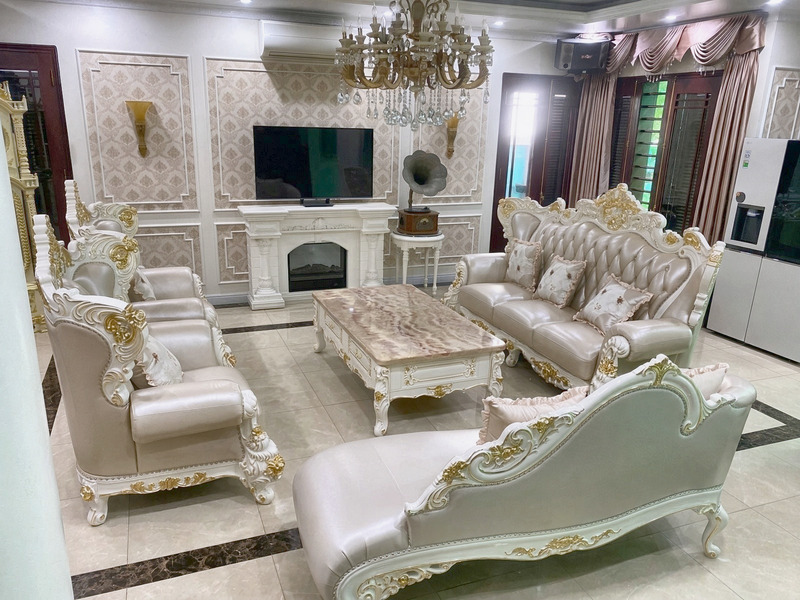 Bộ sofa tân cổ điển bọc da kem chạm khắc gỗ dát vàng tại nhà khách hàng – Nội Thất Gia Khánh