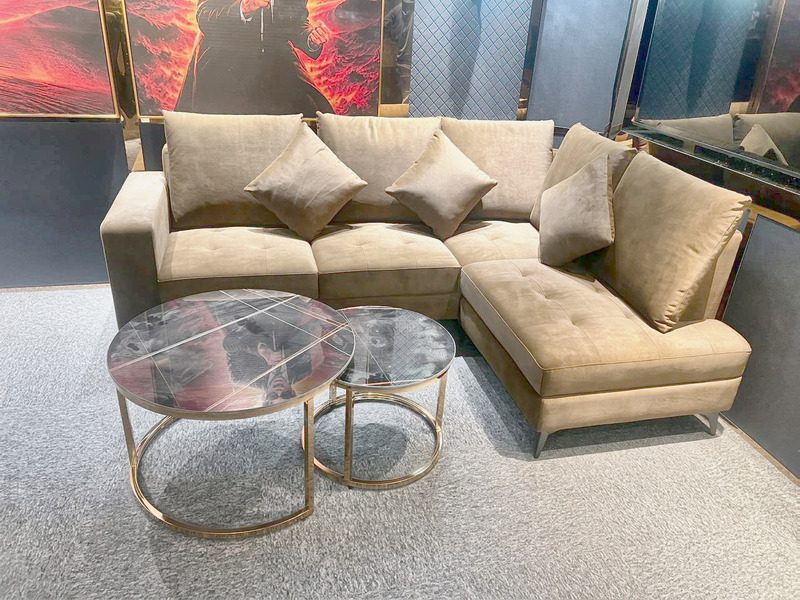 Sofa góc nỉ nhung màu nâu bọc nệm rời tại showroom – Nội Thất Gia Khánh