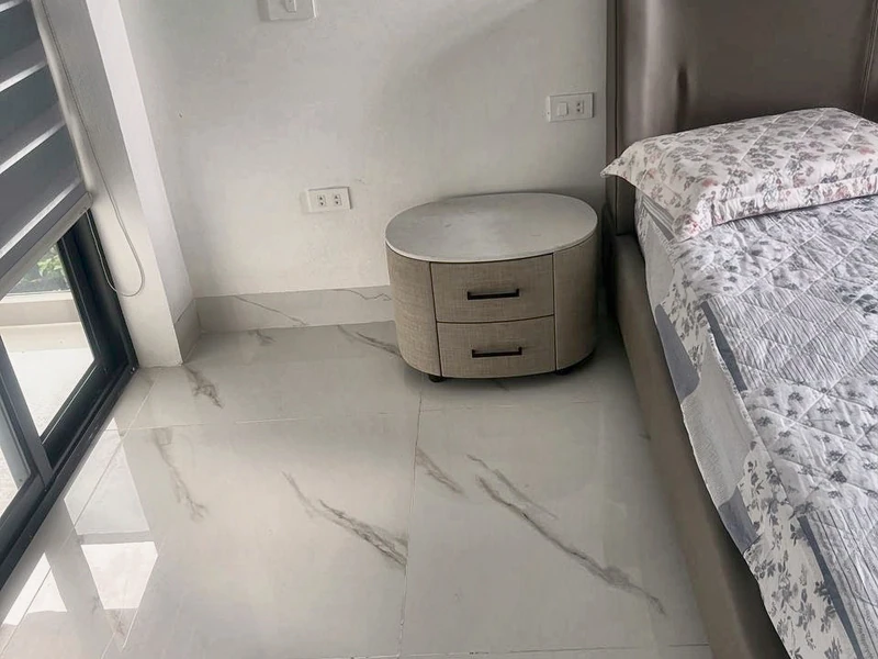 Tủ đầu giường tròn mặt đá 2 ngăn kéo cạnh giường bọc da nâu đầu tại nhà khách hàng – Nội Thất Gia Khánh