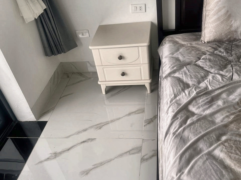 Tủ đầu giường gỗ sơn trắng hai ngăn kéo tại nhà khách hàng – Nội Thất Gia Khánh