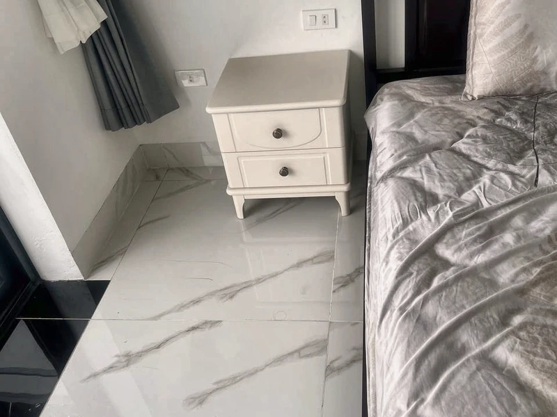 Tủ đầu giường gỗ sơn trắng hai ngăn kéo tại nhà khách hàng – Nội Thất Gia Khánh