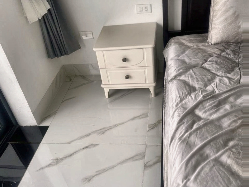 Tủ đầu giường gỗ sơn trắng hai ngăn kéo tại nhà khách hàng – Nội Thất Gia Khánh