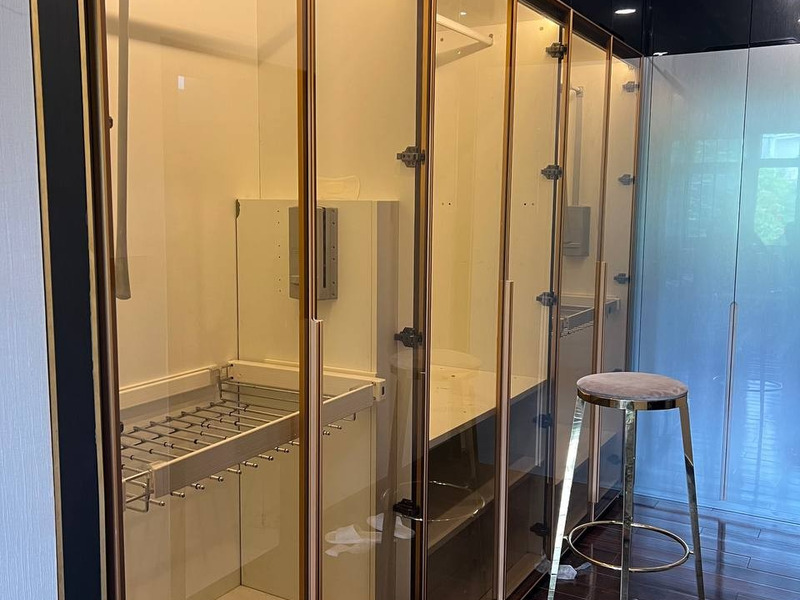 Tủ quần áo cánh kính khung nhôm mạ vàng nhiều buồng tại nhà khách hàng – Nội Thất Gia Khánh