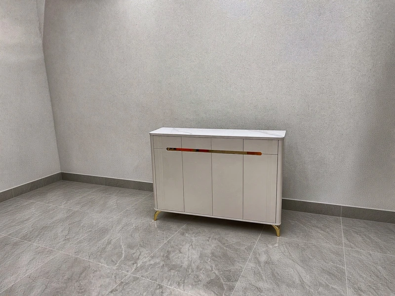 Tủ giày thấp 4 cánh mặt đá trắng vân mây, tay nắm mạ vàng tại nhà khách hàng – Nội Thất Gia Khánh