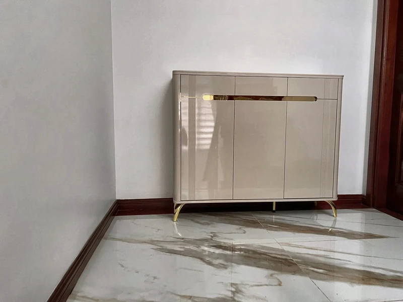 Tủ giày thấp 3 cánh sơn bóng be, tay nắm và chân mạ vàng tại nhà khách hàng – Nội Thất Gia Khánh