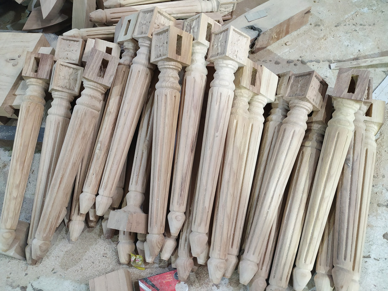 Chân bàn gỗ tiện soi rãnh, đầu chân chạm hoa xếp theo bộ chờ ráp tại xưởng Nội Thất Gia Khánh