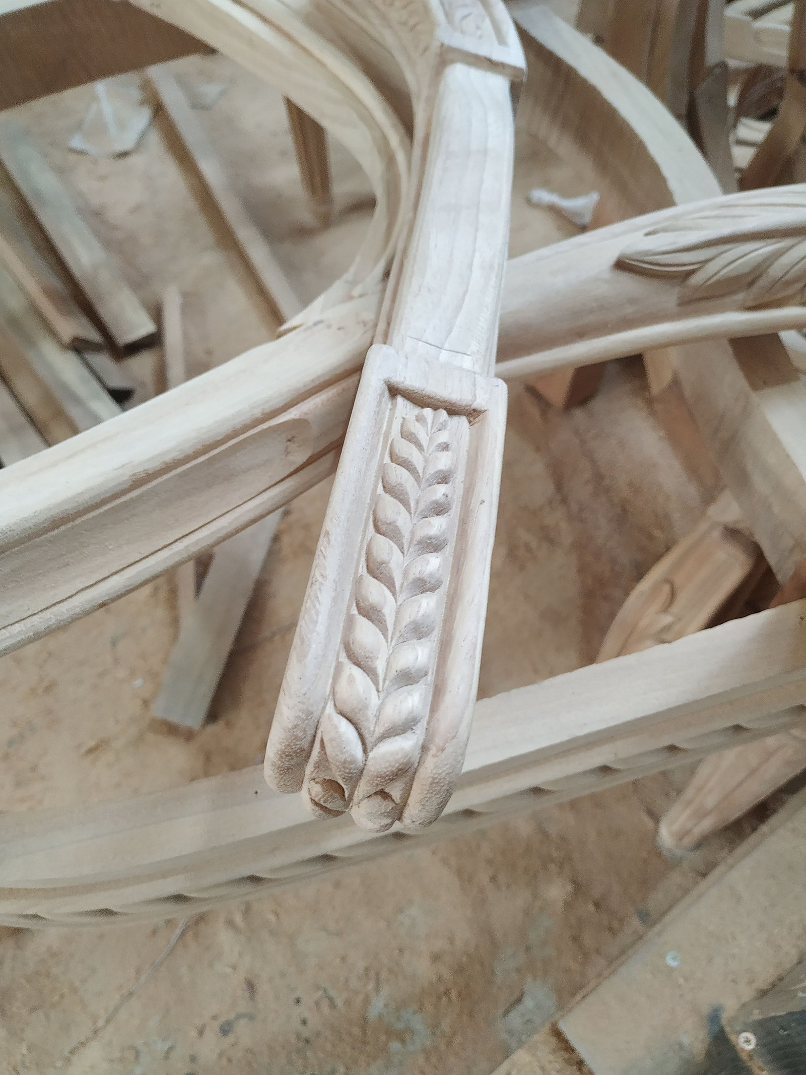 Khung ghế tân cổ điển với đầu tay vịn chạm lá cuộn tại xưởng Nội Thất Gia Khánh