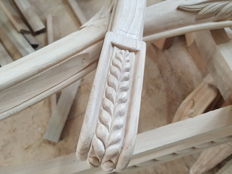 Khung ghế tân cổ điển với đầu tay vịn chạm lá cuộn tại xưởng Nội Thất Gia Khánh