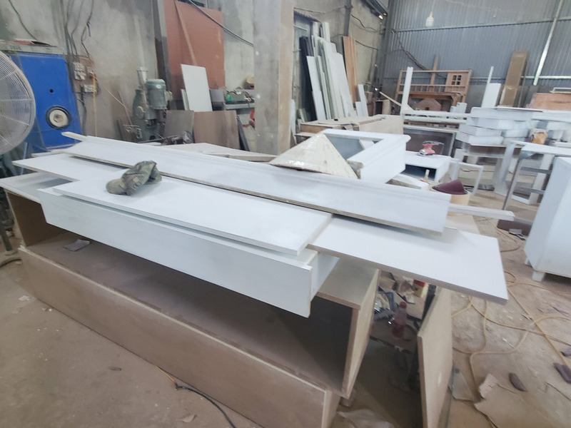 Thân tủ và cánh MDF sơn trắng đang ráp trong xưởng sơn Nội Thất Gia Khánh