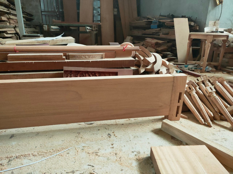 Thanh ván mộng âm và chân bàn tiện chờ ráp trên sàn xưởng Nội Thất Gia Khánh